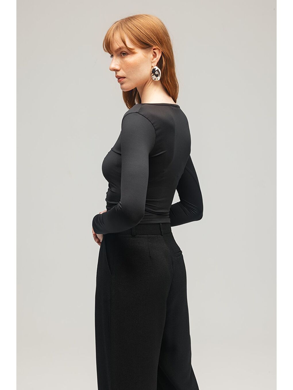 Siyah Kadın Uzun Kollu Metal Aksesuarlı Örme Bluz - Derin Yaka Detaylı-4