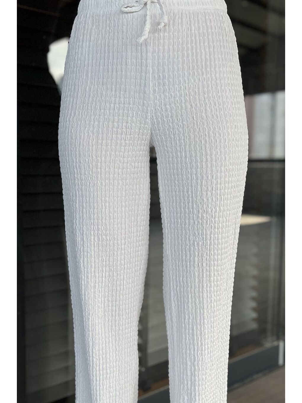 Ekru Bel Bağcıklı Kabartma Desenli Pantolon-3