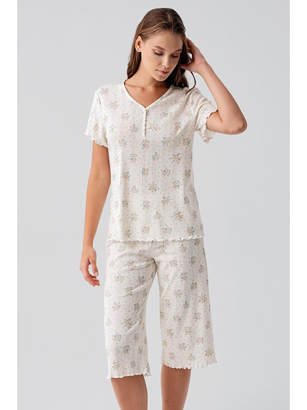 Renksiz Kısa Kollu Düğmeli Çiçek Desenli Ajurlu %100 Pamuk Kapri Pijama Takım 19204-3