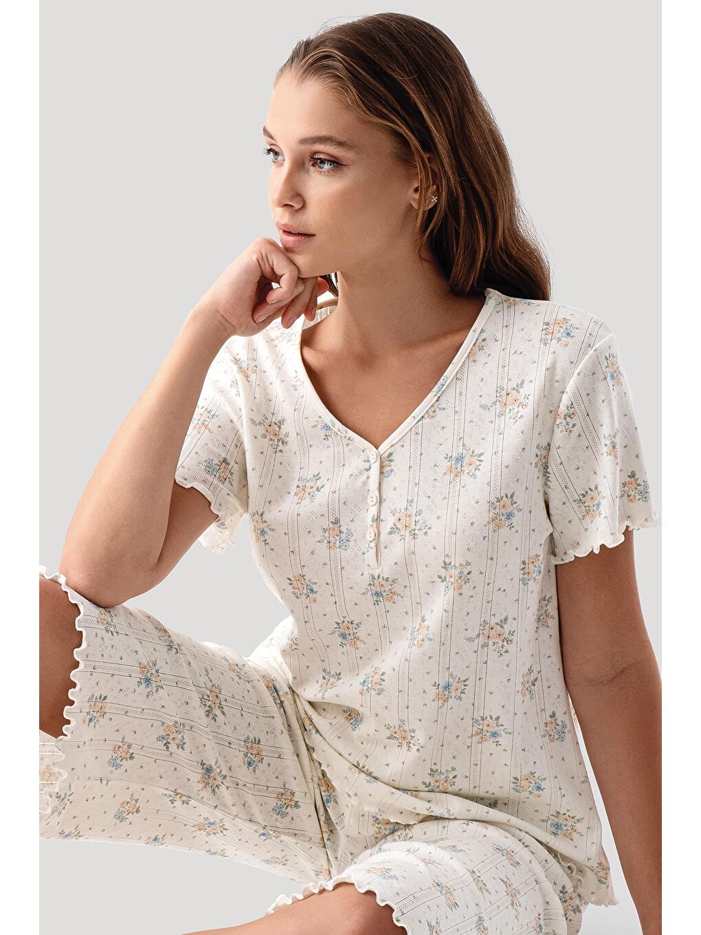 Renksiz Kısa Kollu Düğmeli Çiçek Desenli Ajurlu %100 Pamuk Kapri Pijama Takım 19204-5