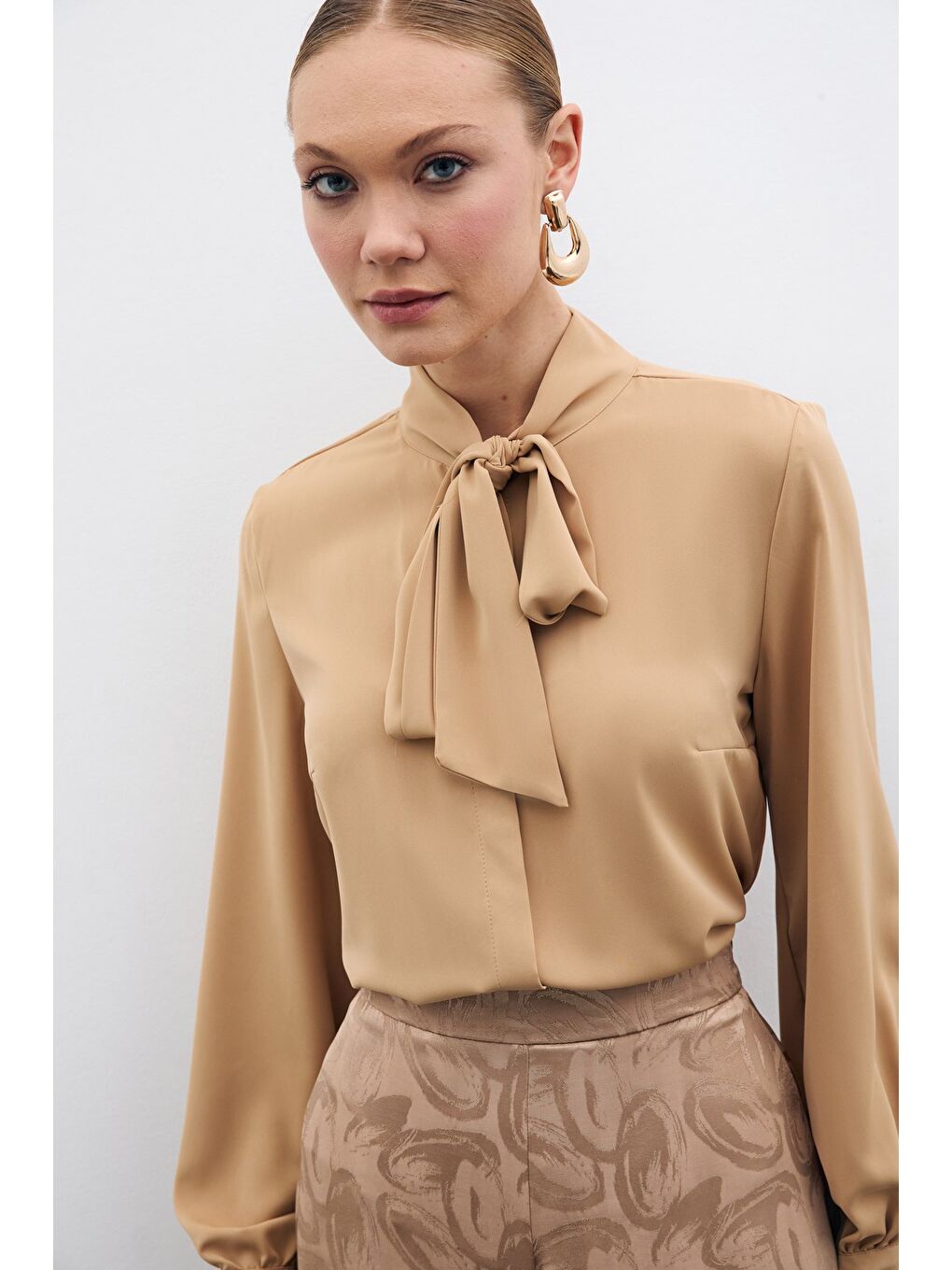 Kahverengi Yakası Bağlamalı Düz Gömlek - Camel