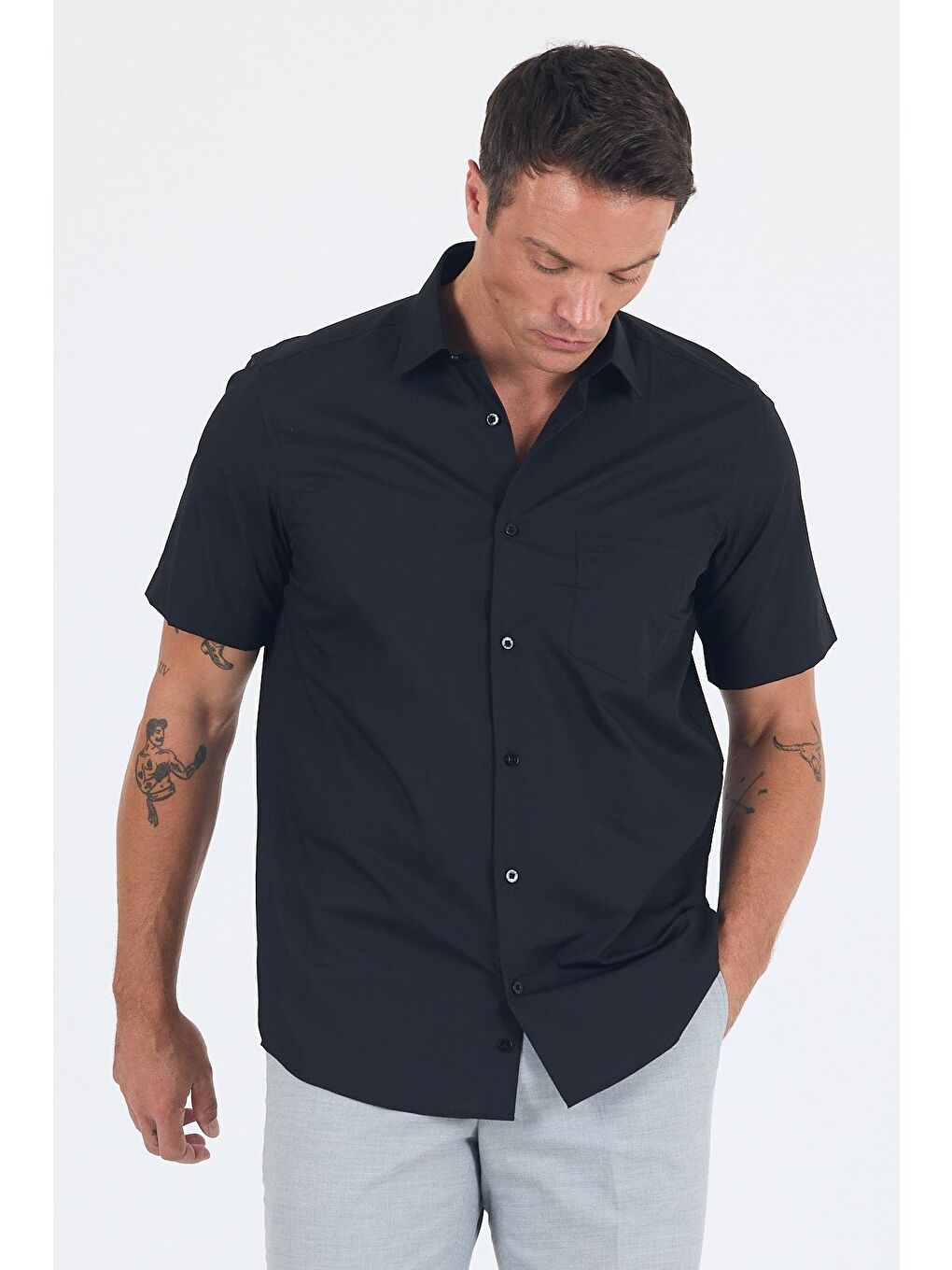 Siyah Kısa Kol Düz Bez Ayağı 041 Sert Yaka Classic Comfort Fit Gömlek 1004250258-2