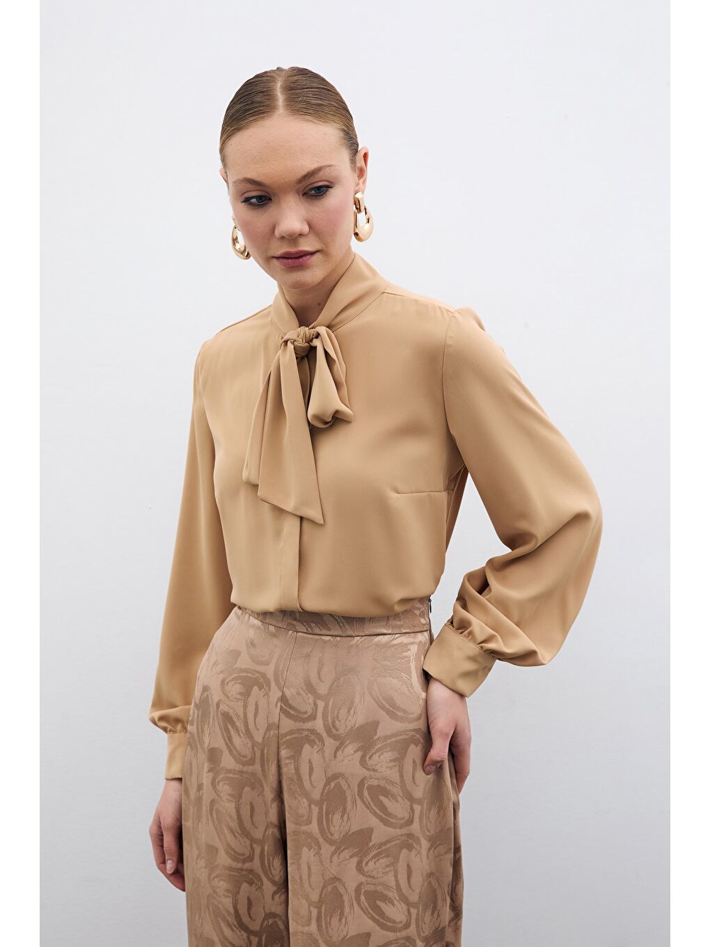 Kahverengi Yakası Bağlamalı Düz Gömlek - Camel-1