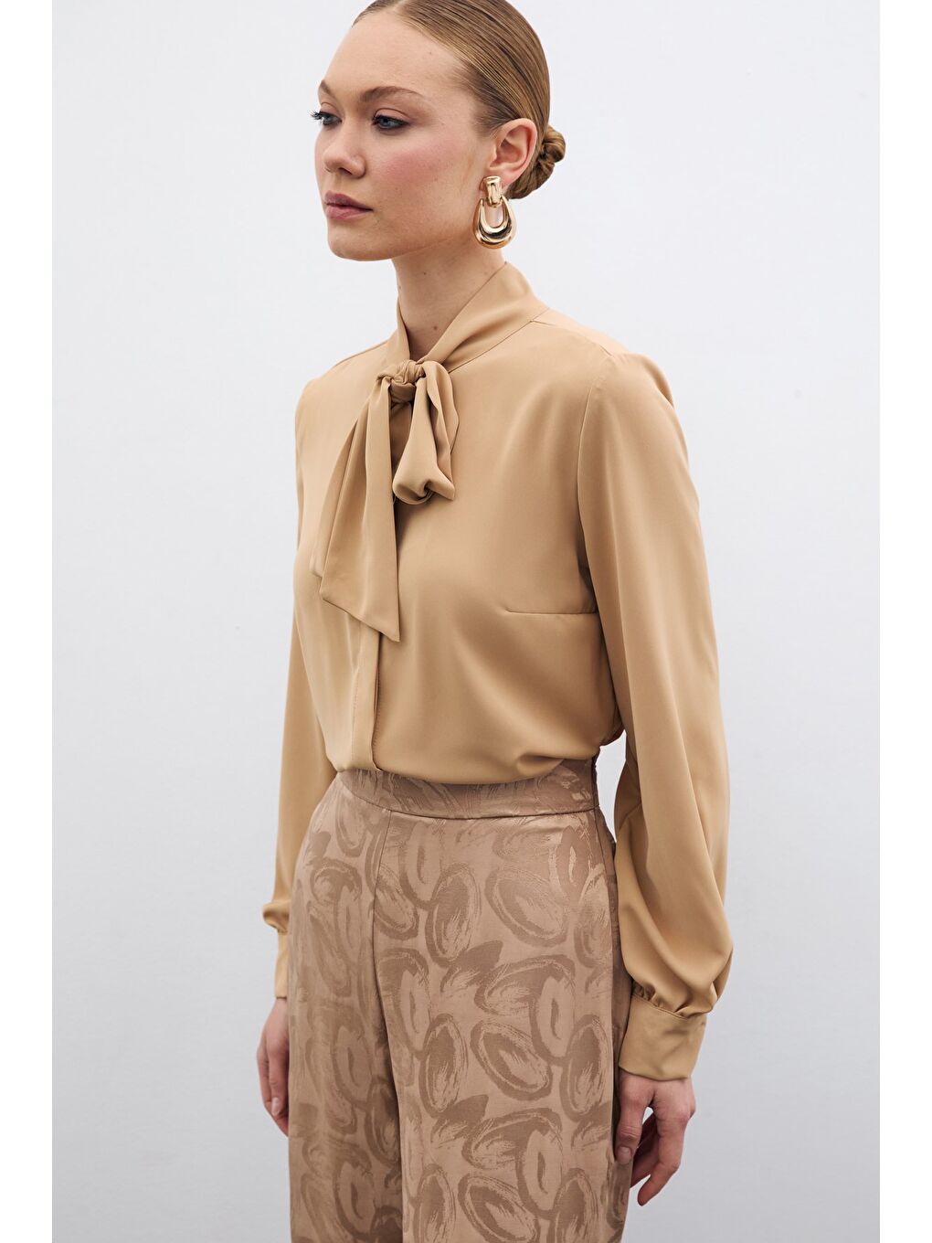 Kahverengi Yakası Bağlamalı Düz Gömlek - Camel-2