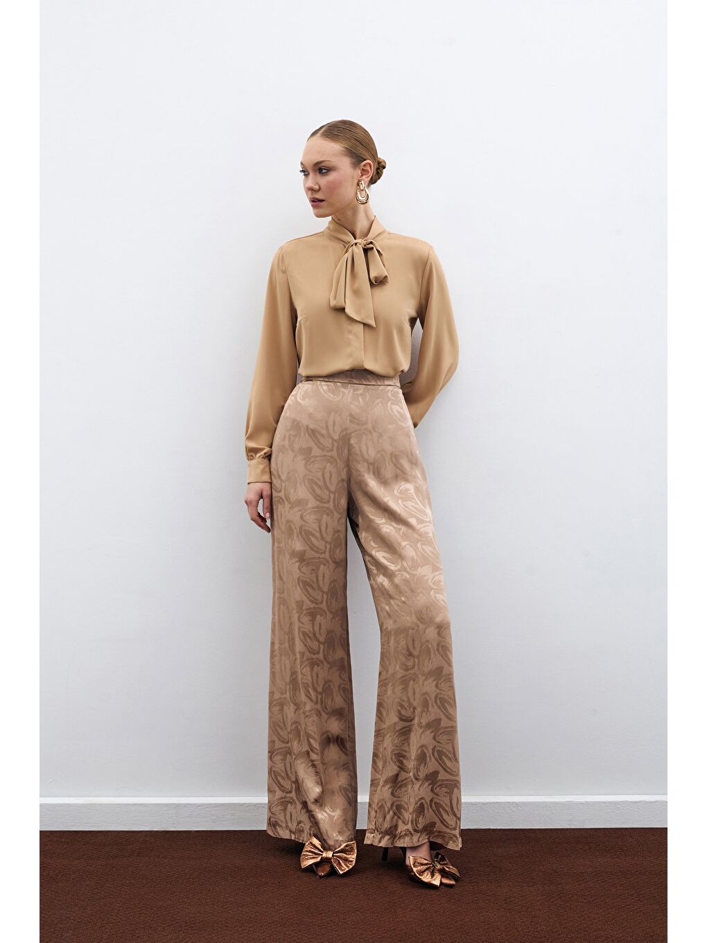 Kahverengi Yakası Bağlamalı Düz Gömlek - Camel-4