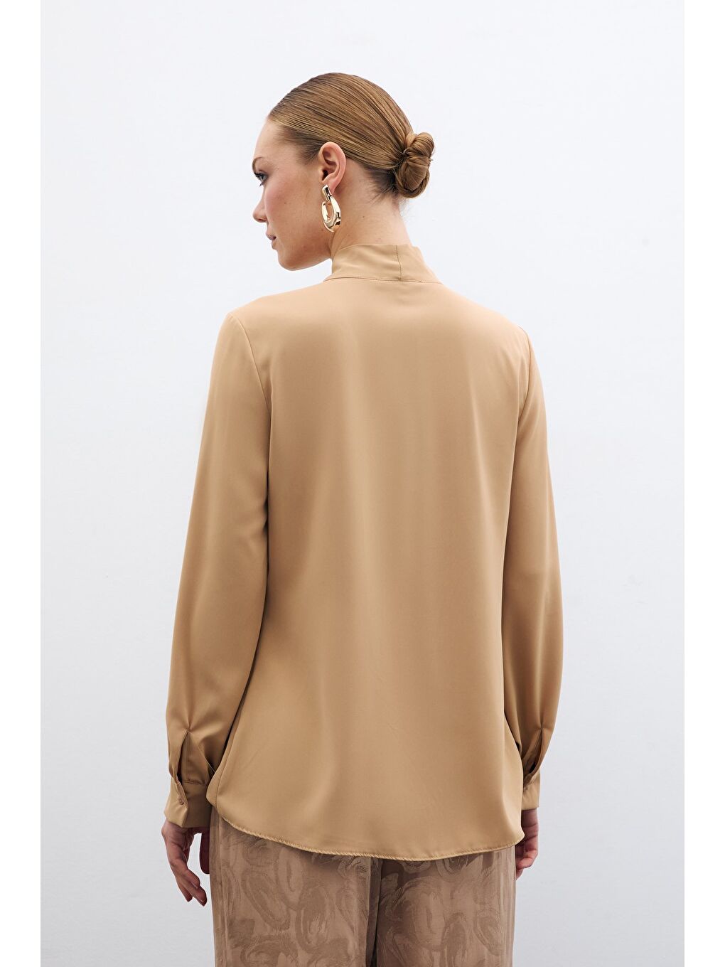 Kahverengi Yakası Bağlamalı Düz Gömlek - Camel-5