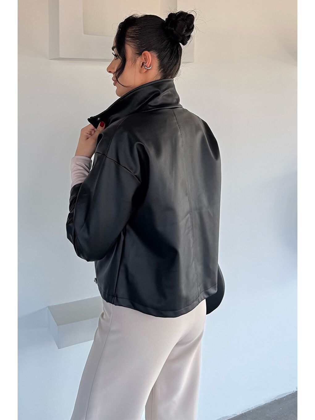 Siyah Kadın İç Astarlı Çift Cepli Çıtçıtlı Ve Fermuarlı Suni Deri Ceket-3