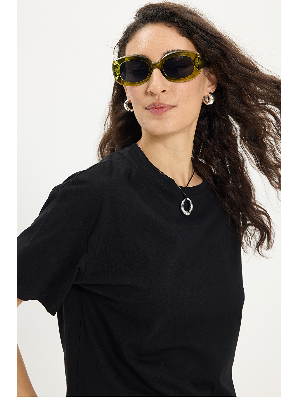 Kadın Slim Fit Dar Kesim %100 Pamuk Kısa Kollu Bisiklet Yaka Siyah Tişört-2
