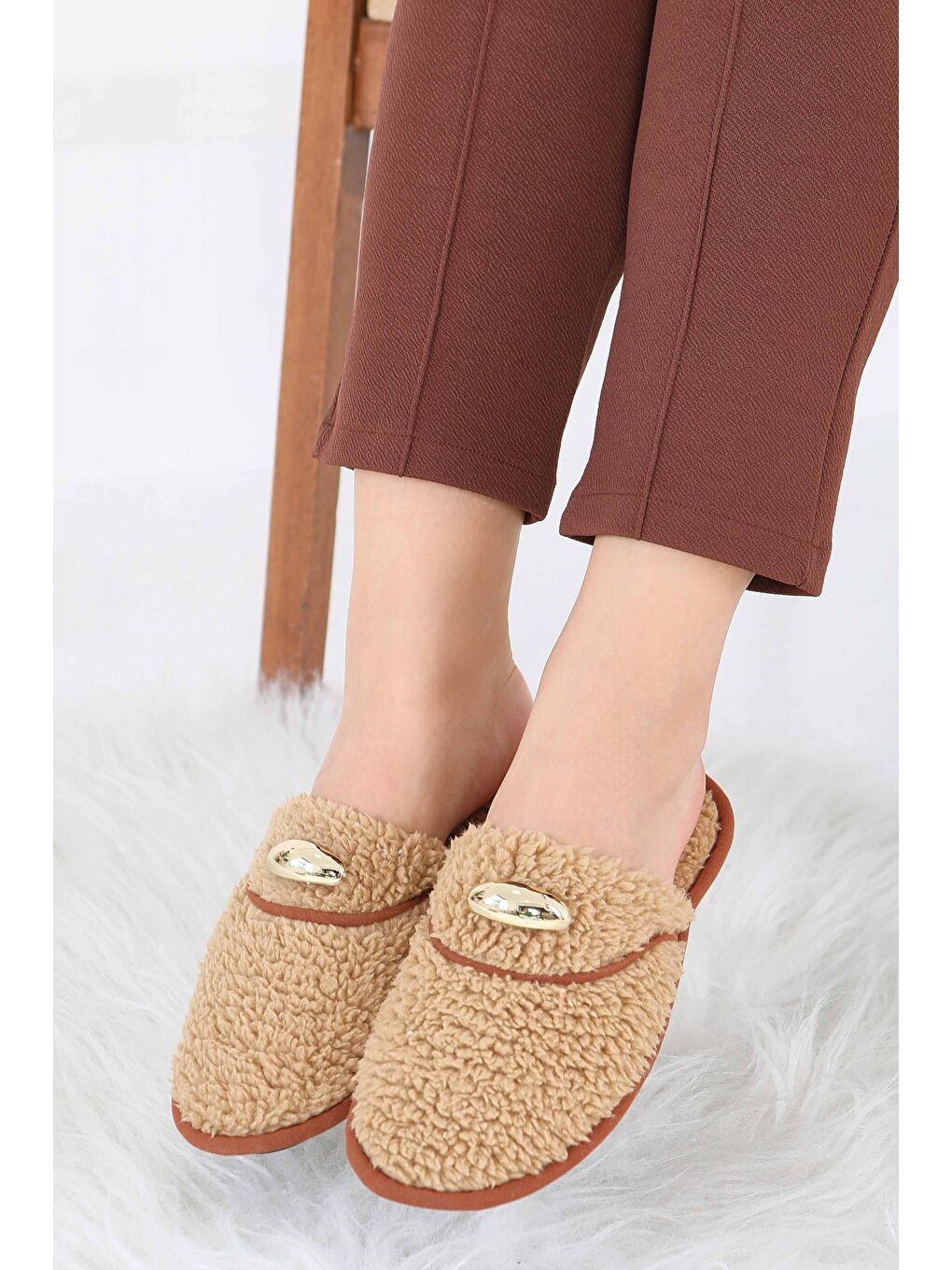 Bej Kadın Vizon Tokalı Pelüş Ev Terliği - 27912-VIZON-1