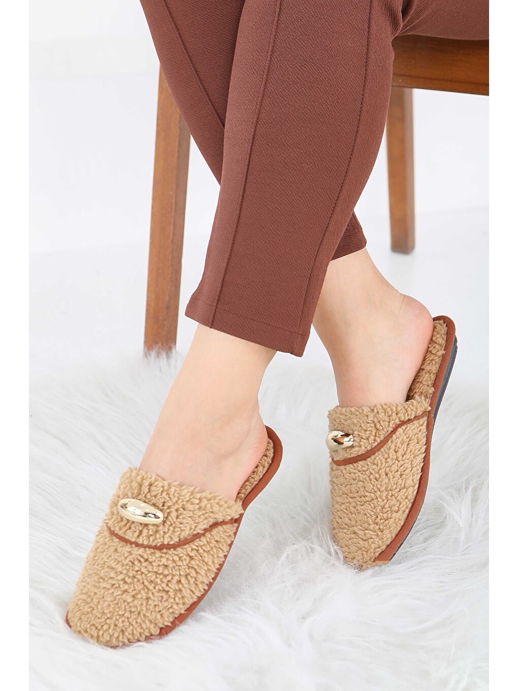 Bej Kadın Vizon Tokalı Pelüş Ev Terliği - 27912-VIZON-2