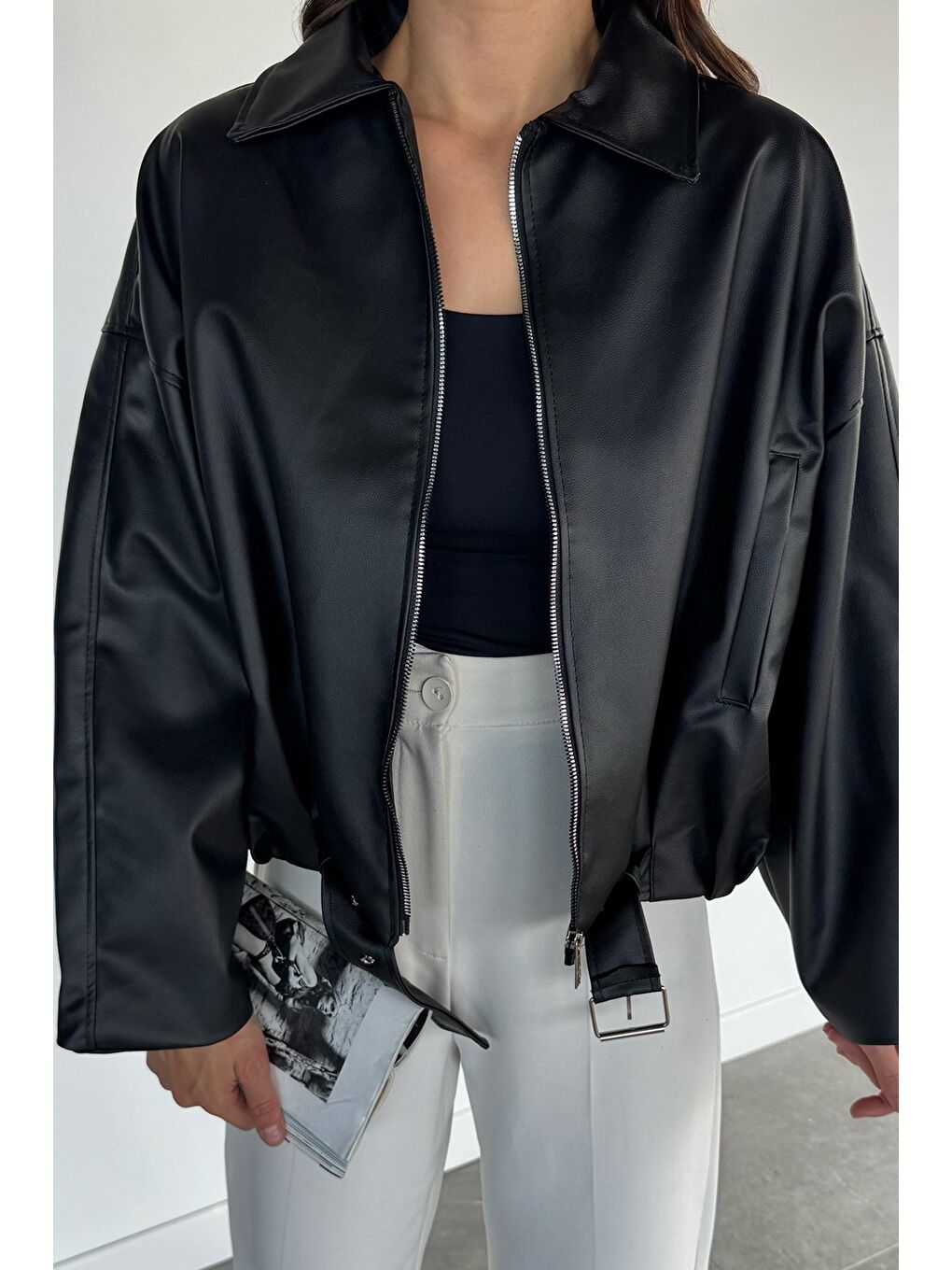 Siyah Kadın Kemer Detaylı İç Astarlı Çift Cepli Fermuarlı Suni Deri Ceket