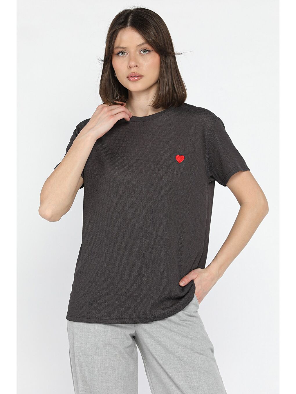 Antrasit Kadın Bisiklet Yaka Kalp Nakışlı Tişört