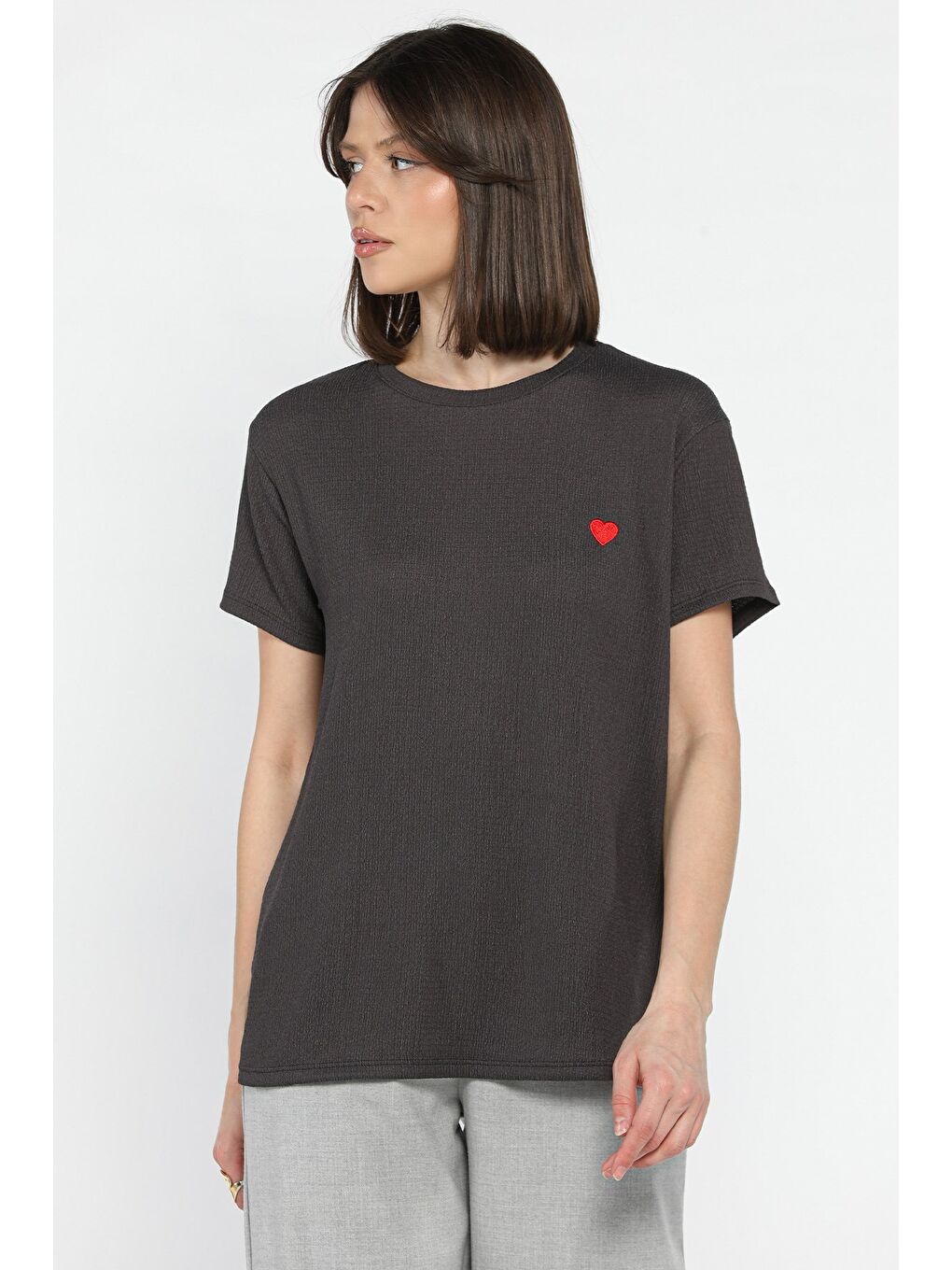 Antrasit Kadın Bisiklet Yaka Kalp Nakışlı Tişört-1