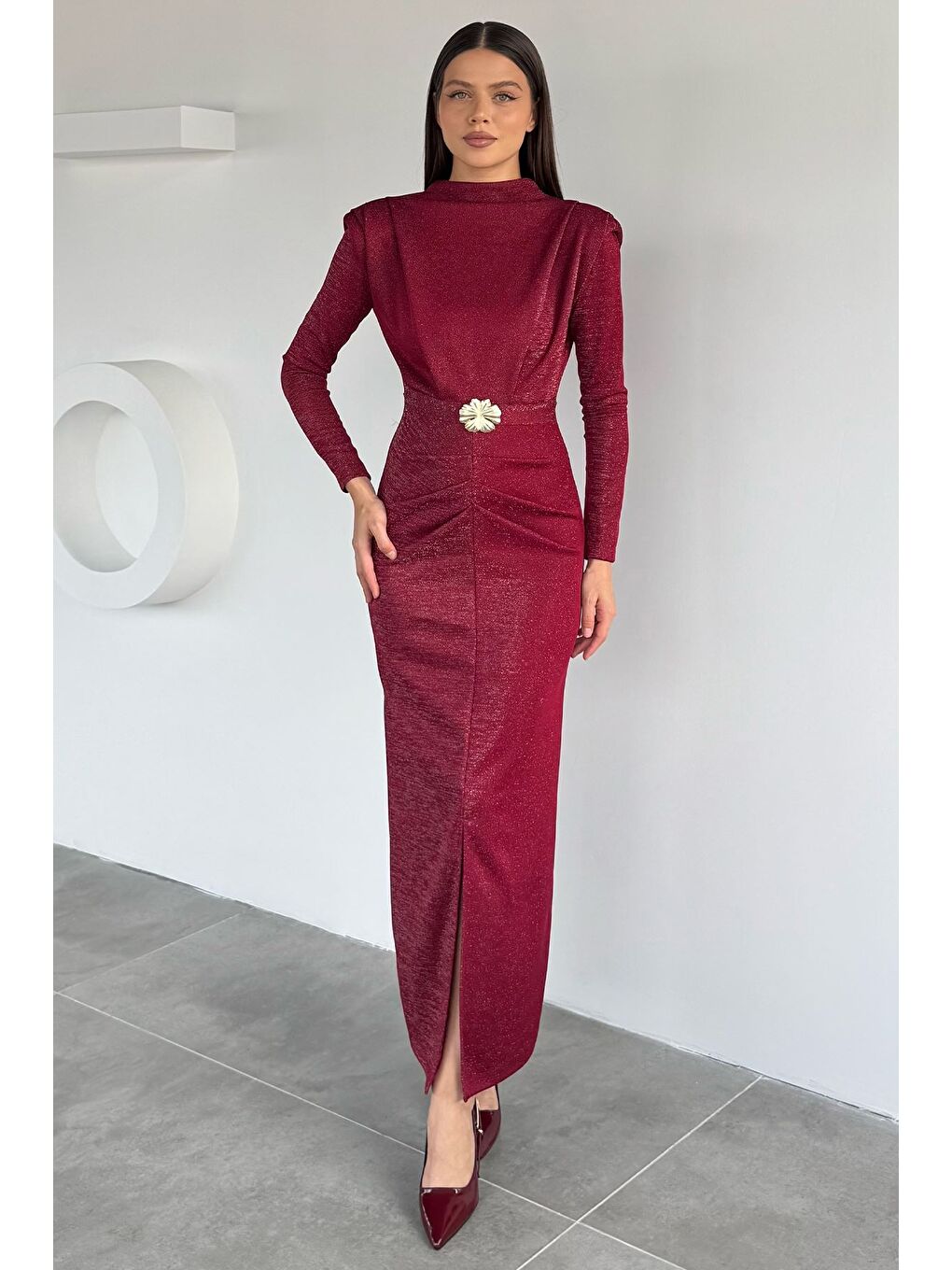 Bordo Kadın Dik Yaka Omuz Vatkalı Gold Toka Detaylı Elastanlı Işıltılı Elbise