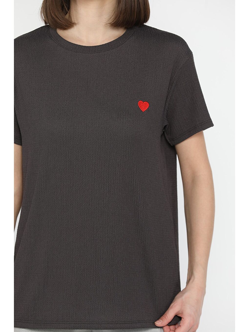 Antrasit Kadın Bisiklet Yaka Kalp Nakışlı Tişört-3