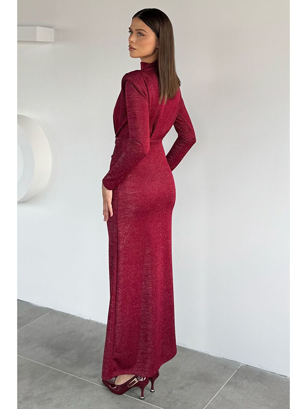 Bordo Kadın Dik Yaka Omuz Vatkalı Gold Toka Detaylı Elastanlı Işıltılı Elbise-3