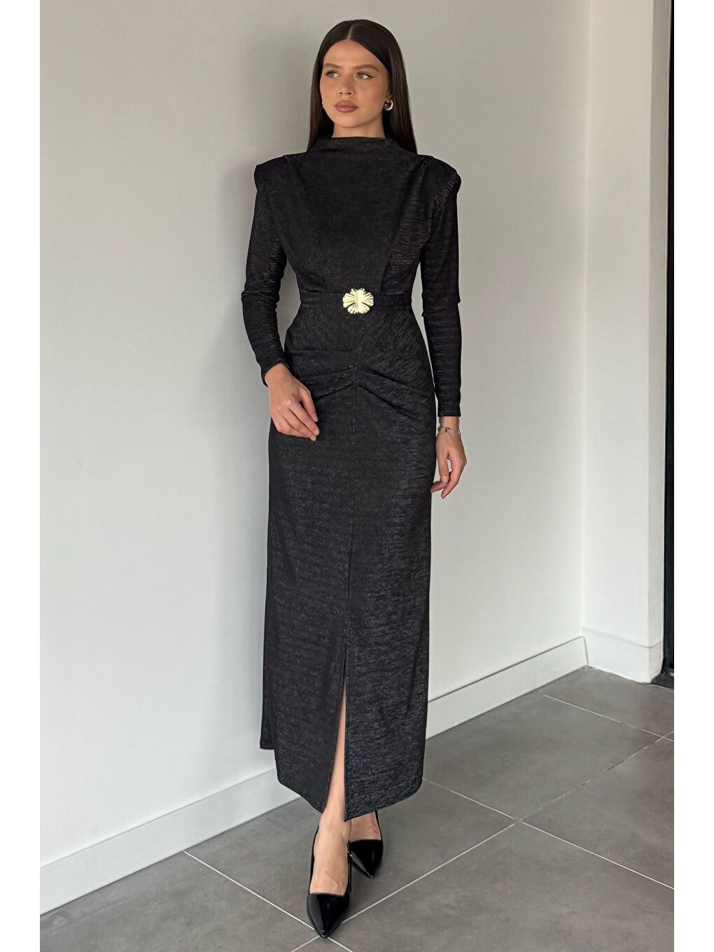 Siyah Kadın Dik Yaka Omuz Vatkalı Gold Toka Detaylı Elastanlı Işıltılı Elbise