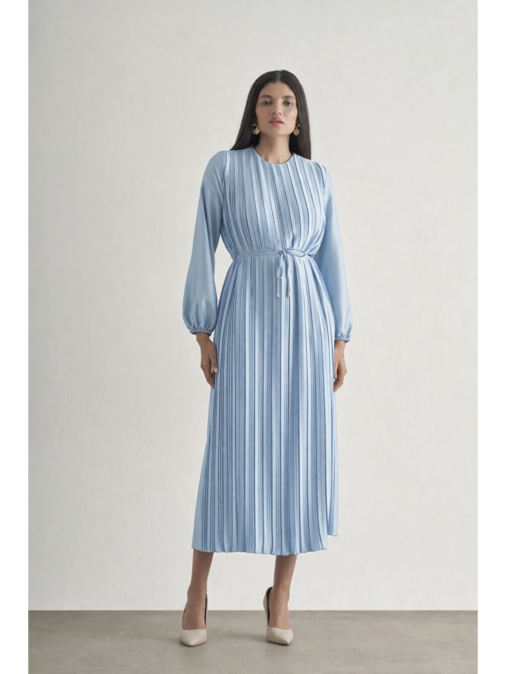 Saten Dokulu İnce Piliseli Açık Mavi Maksi Elbise