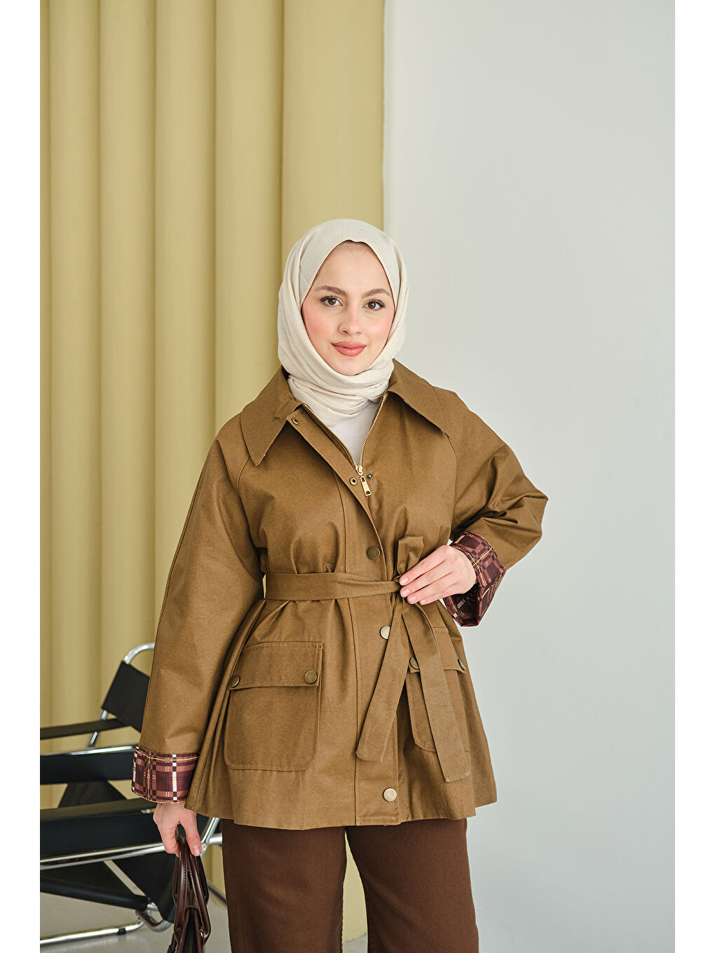 Kahverengi Kadın Bilekleri Ekose Görünümlü Trenç Taba-3