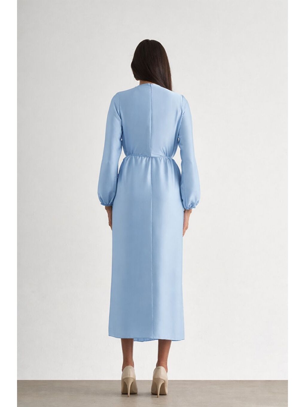 Saten Dokulu İnce Piliseli Açık Mavi Maksi Elbise-3