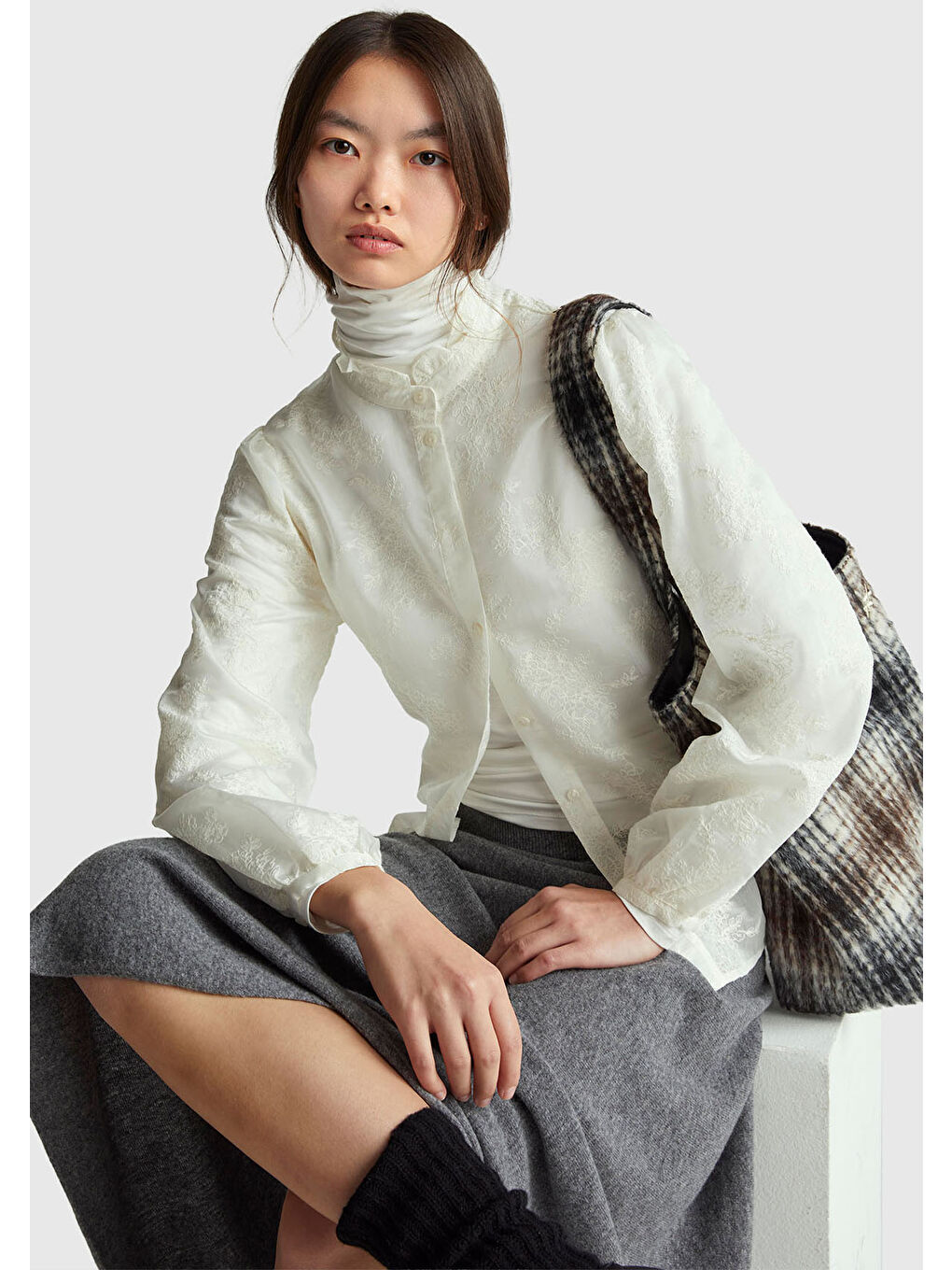 Kadın Ekru Liyosel ve Pamuk Karışımlı Düğmeli Kolu Lastikli Gömlek-4