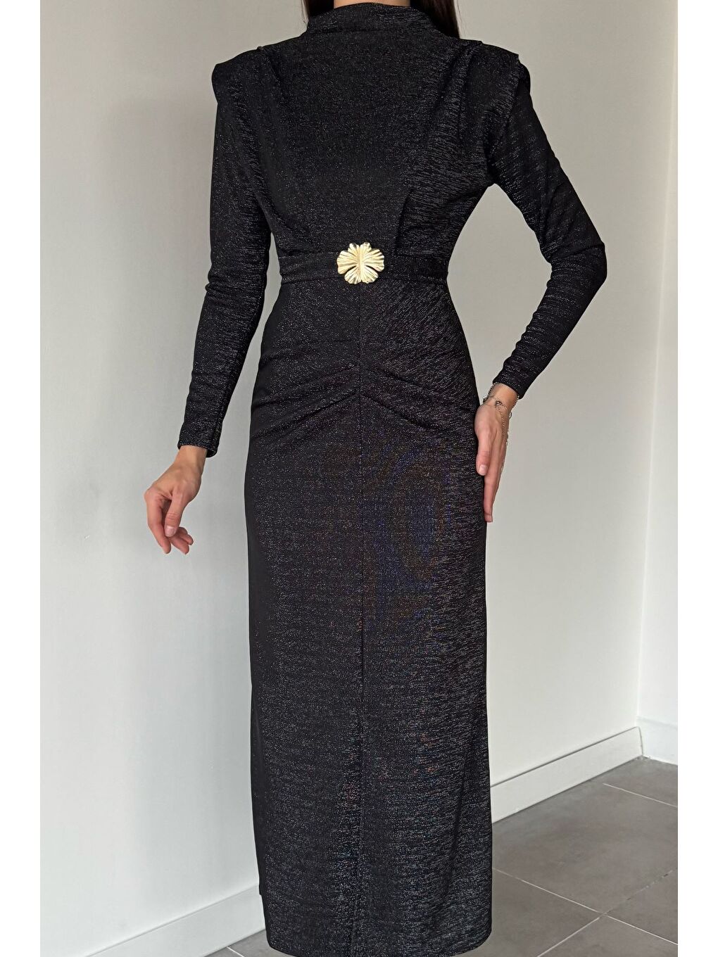 Siyah Kadın Dik Yaka Omuz Vatkalı Gold Toka Detaylı Elastanlı Işıltılı Elbise-1