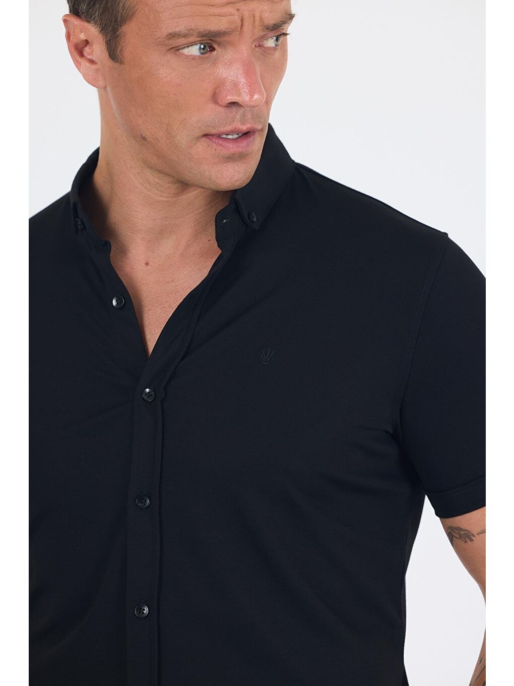 Siyah İtalyan Düğmeli Yaka Kısa Kol Cepsiz Slim Fit Gömlek 1004250255-3