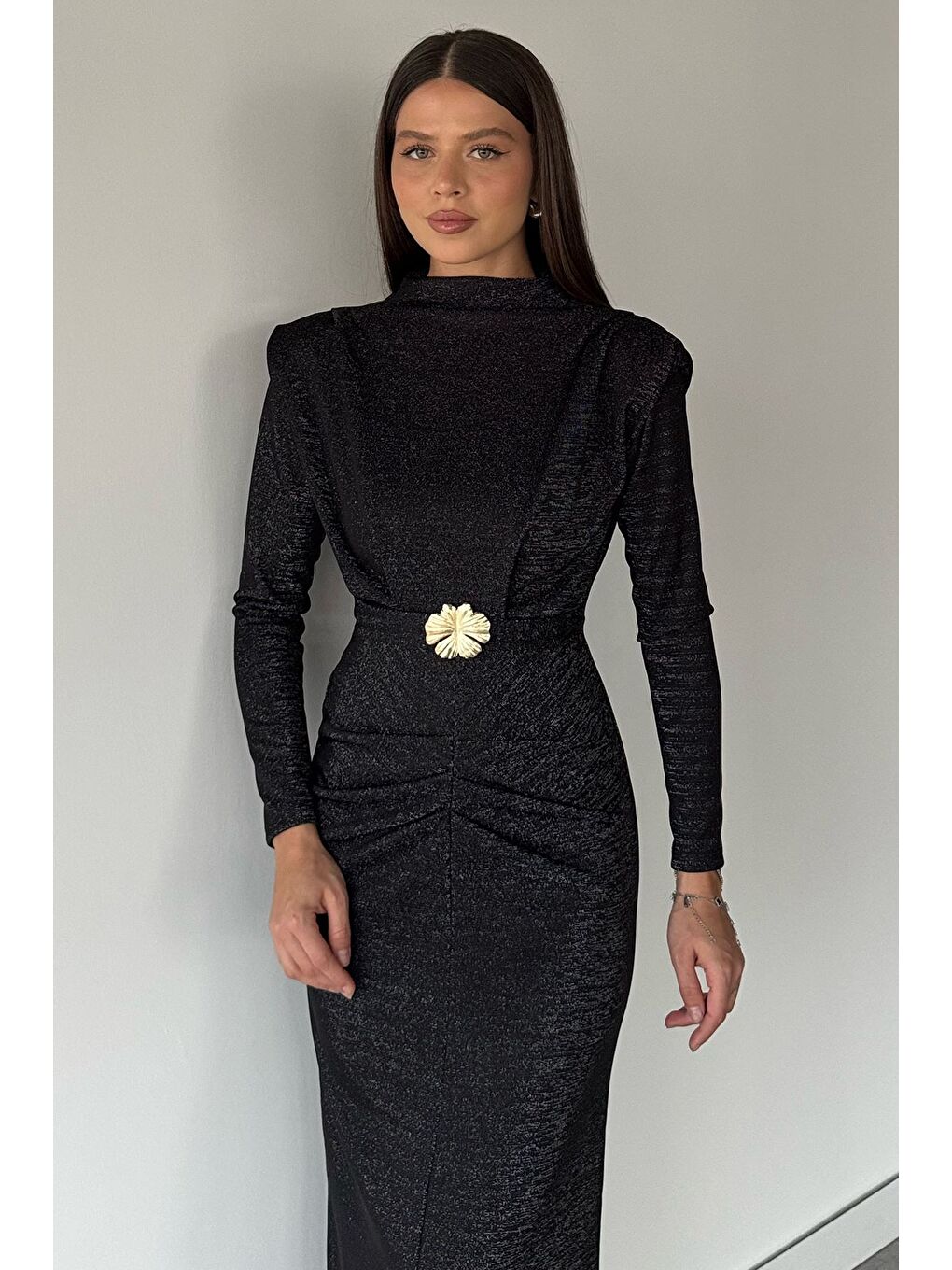 Siyah Kadın Dik Yaka Omuz Vatkalı Gold Toka Detaylı Elastanlı Işıltılı Elbise-2