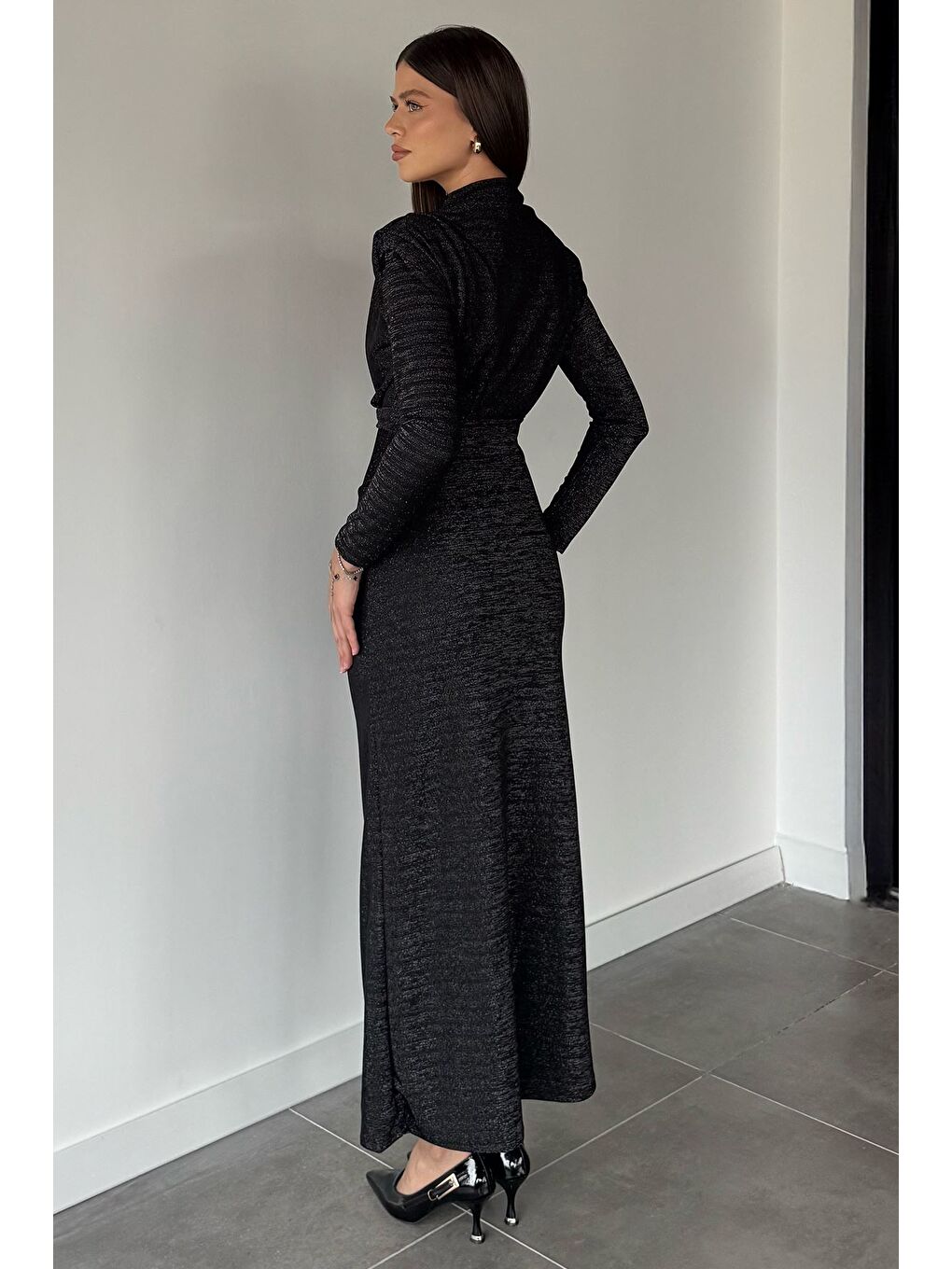 Siyah Kadın Dik Yaka Omuz Vatkalı Gold Toka Detaylı Elastanlı Işıltılı Elbise-3