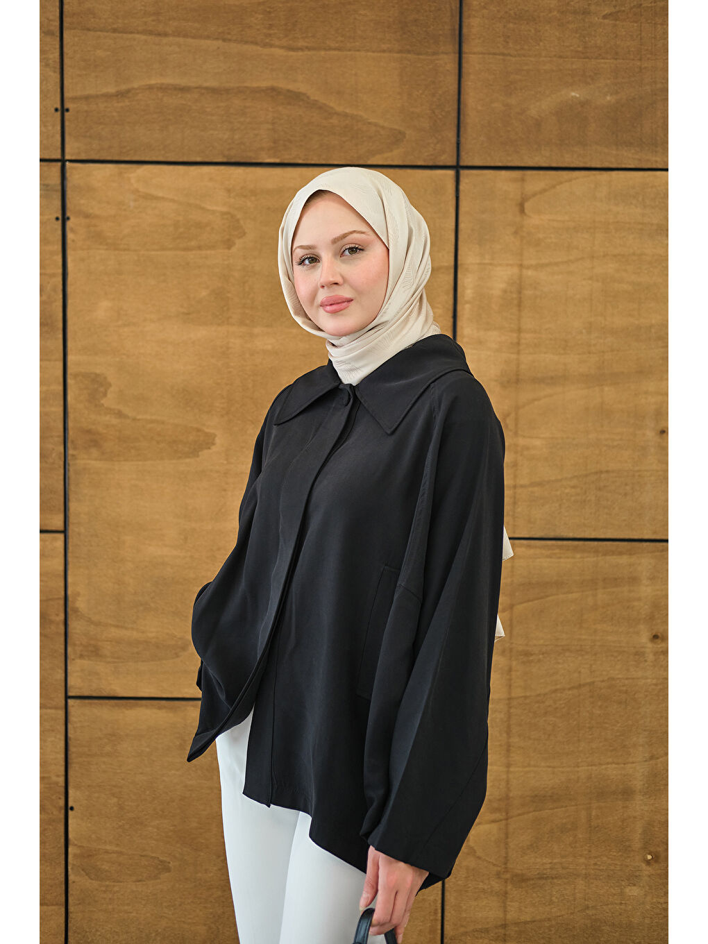 Kadın Gömlek Yaka Düğmeli Cep Detay Astarsız Oversize Tencele Panço Trenç Siyah-4