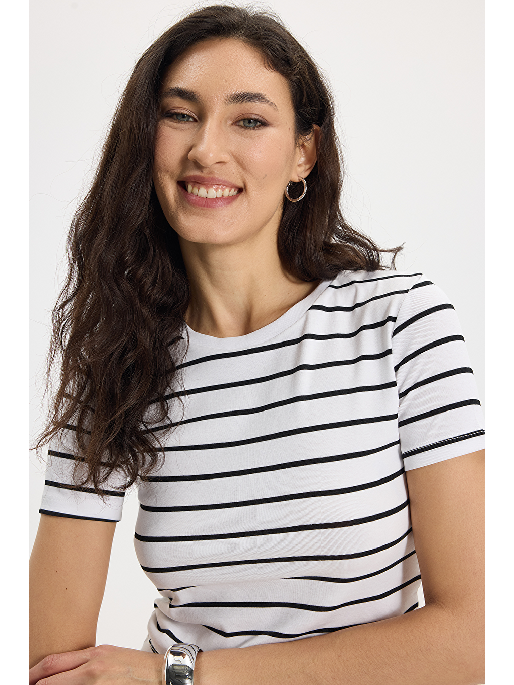 Kadın Slim Fit Dar Kesim Pamuklu  Yumuşak Dokulu Kısa Kollu Bisiklet Yaka Beyaz Tişört