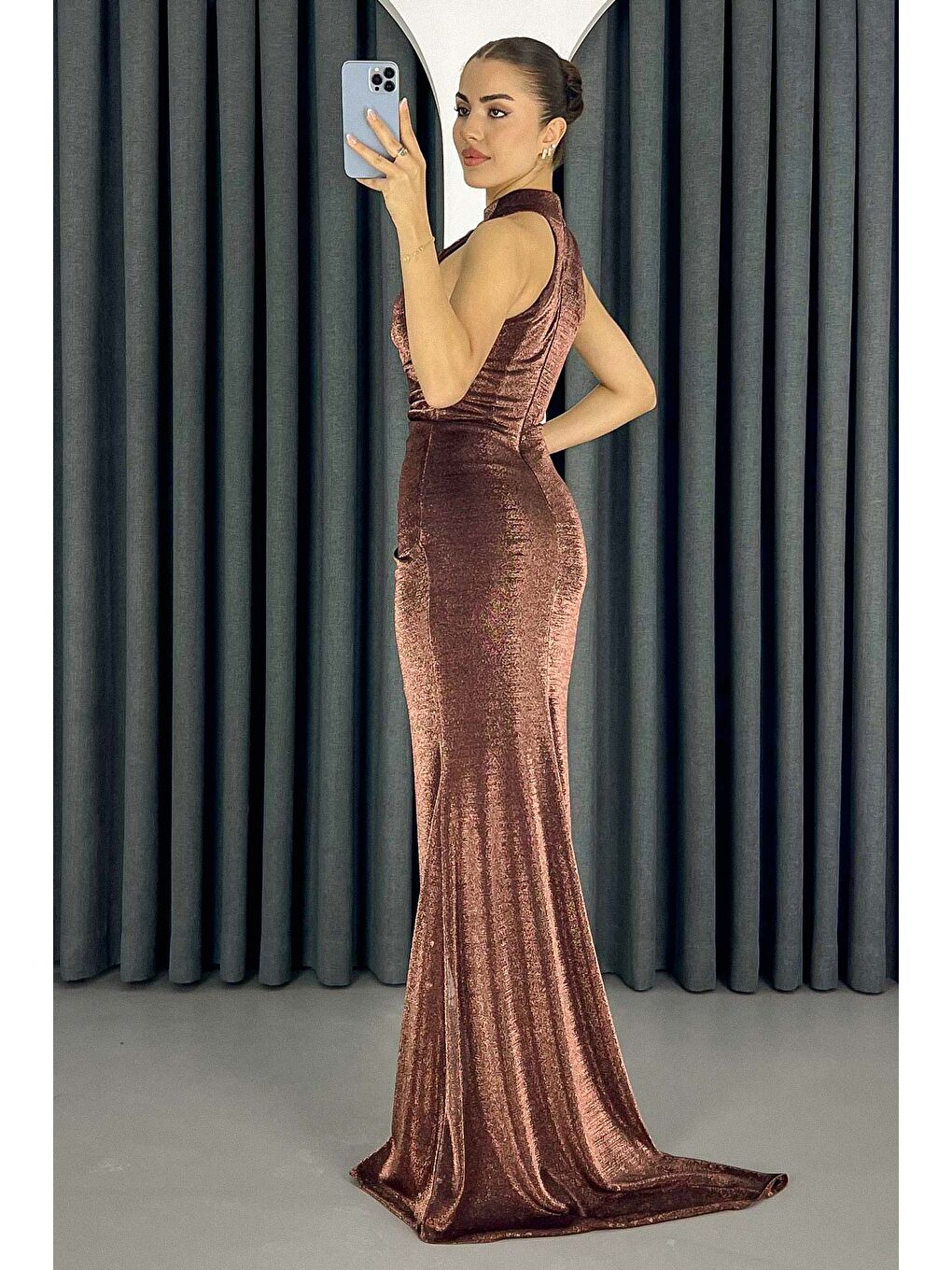 Kadın Kahverengi Halter Yaka Yırtmaçlı Simli Uzun Abiye Elbise-4