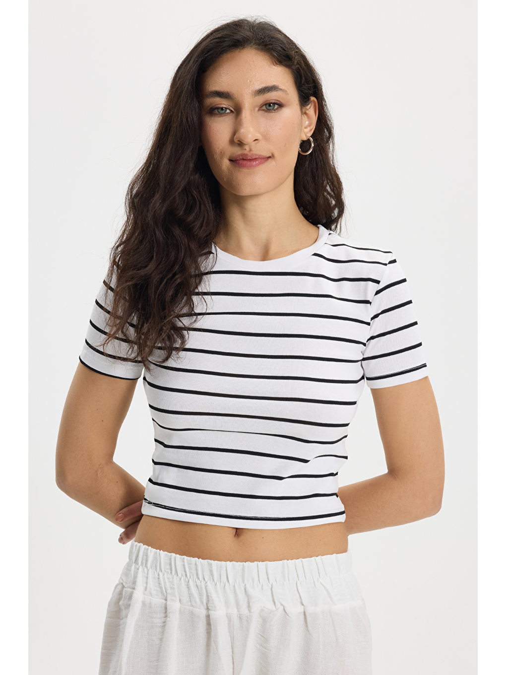 Kadın Slim Fit Dar Kesim Pamuklu  Yumuşak Dokulu Kısa Kollu Bisiklet Yaka Beyaz Tişört-2