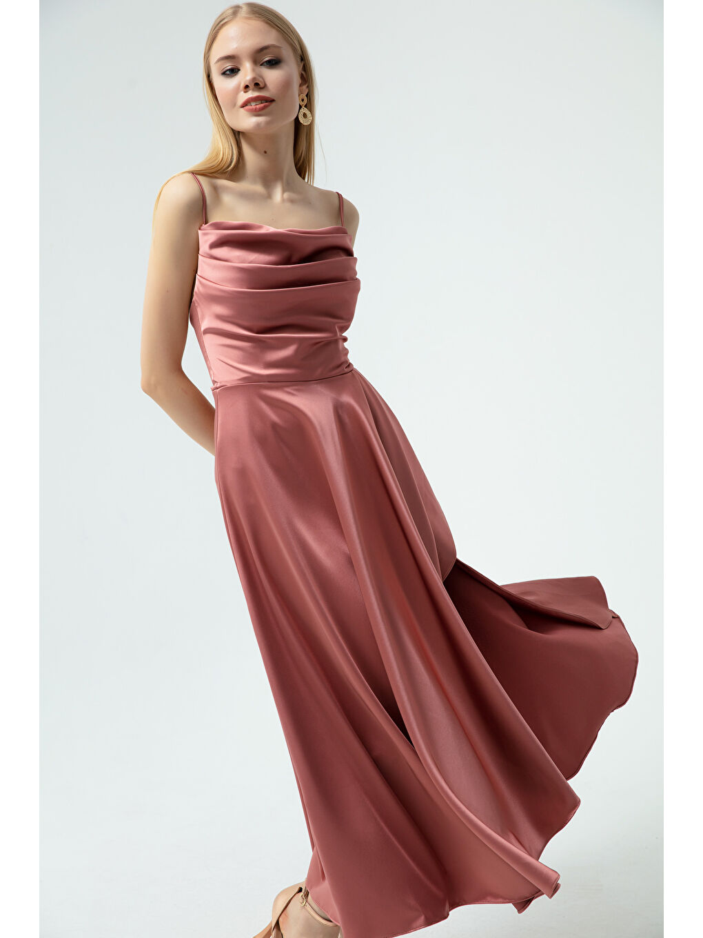 Pembe Kadın Somon Volanlı Yırtmaçlı Saten Midi Boy Abiye & Mezuniyet Elbisesi-1