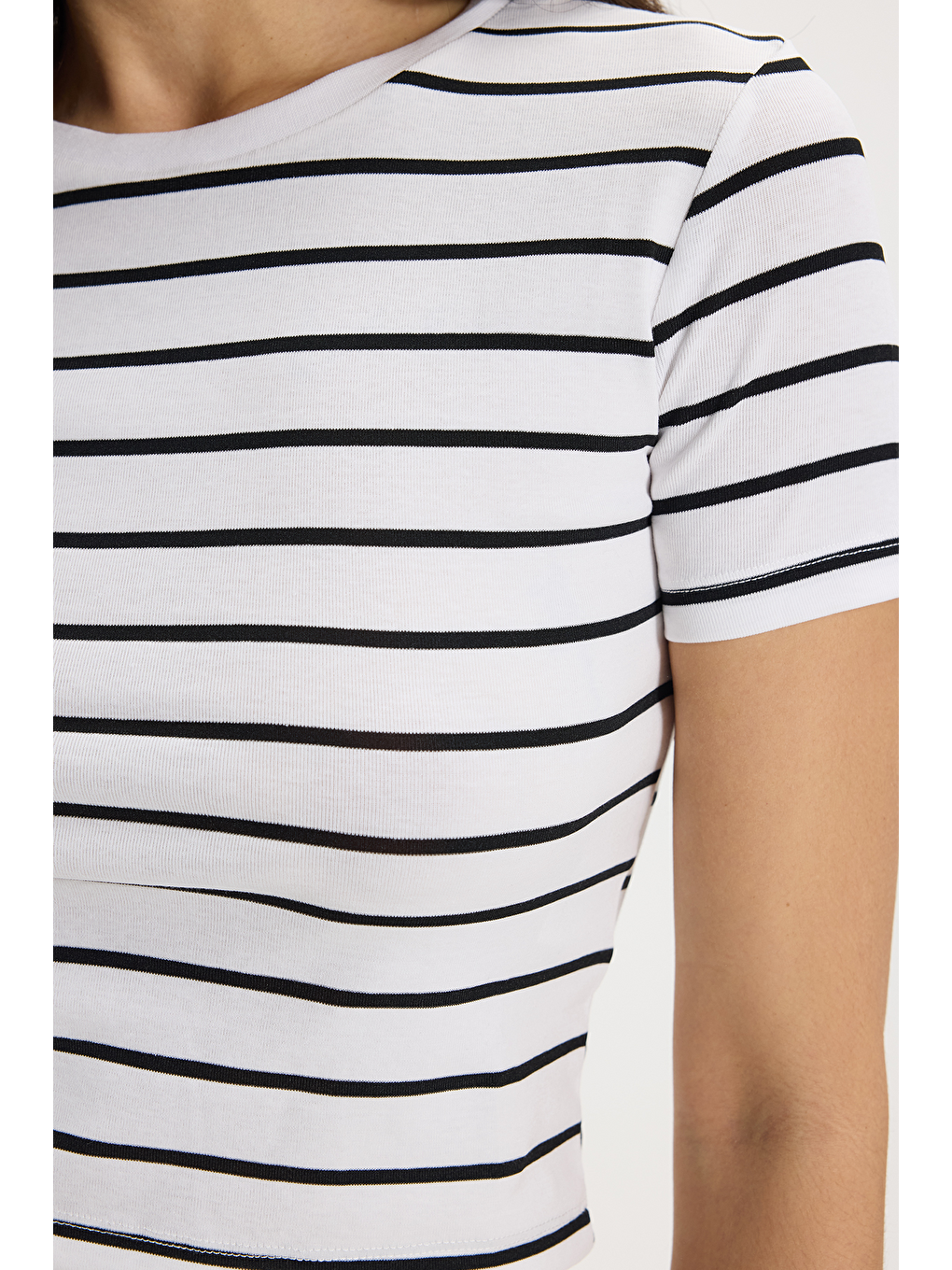 Kadın Slim Fit Dar Kesim Pamuklu  Yumuşak Dokulu Kısa Kollu Bisiklet Yaka Beyaz Tişört-4