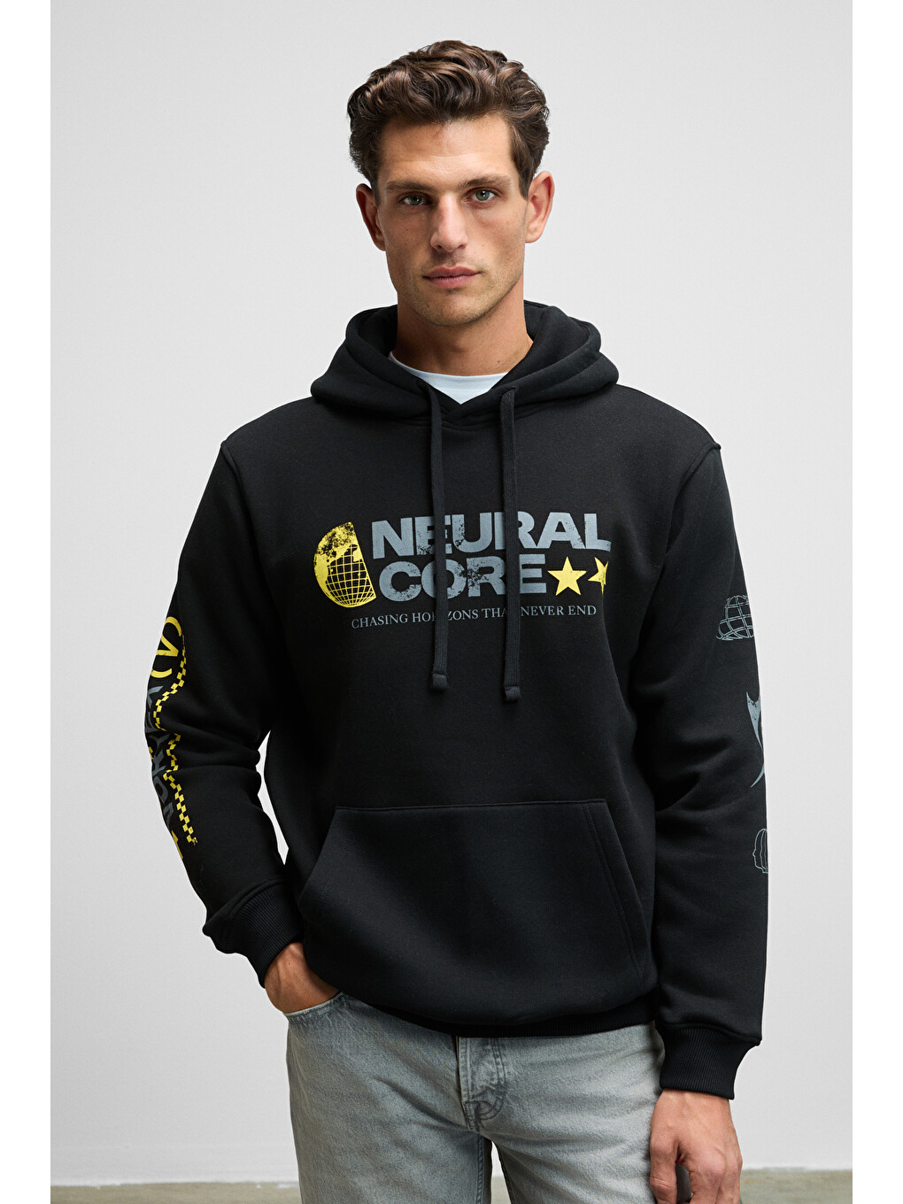 Cornelıus Erkek Önü Ve Kolları Baskılı Kapüşonlu Kordonlu Kanguru Cepli Siyah Sweatshirt