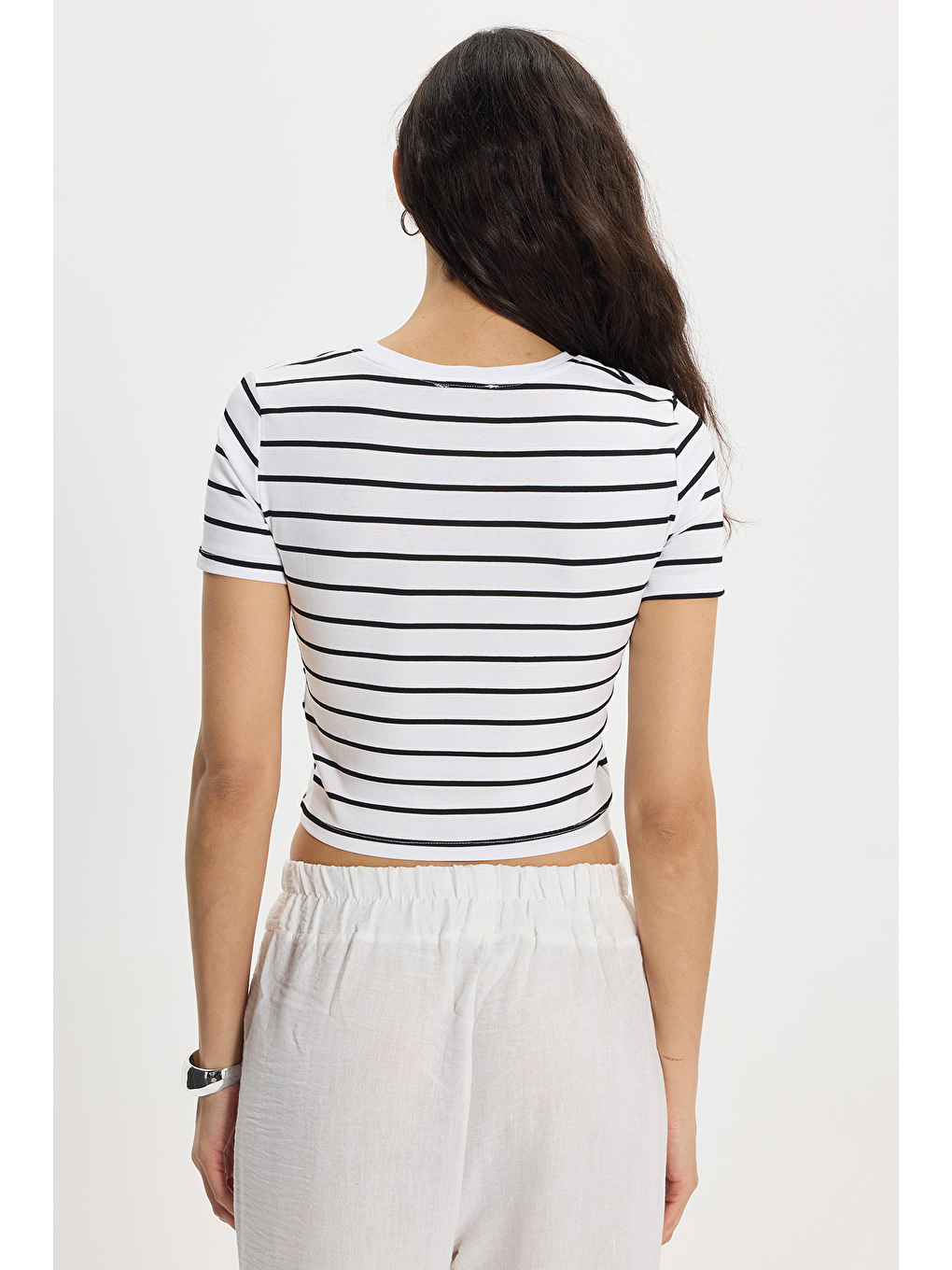 Kadın Slim Fit Dar Kesim Pamuklu  Yumuşak Dokulu Kısa Kollu Bisiklet Yaka Beyaz Tişört-5