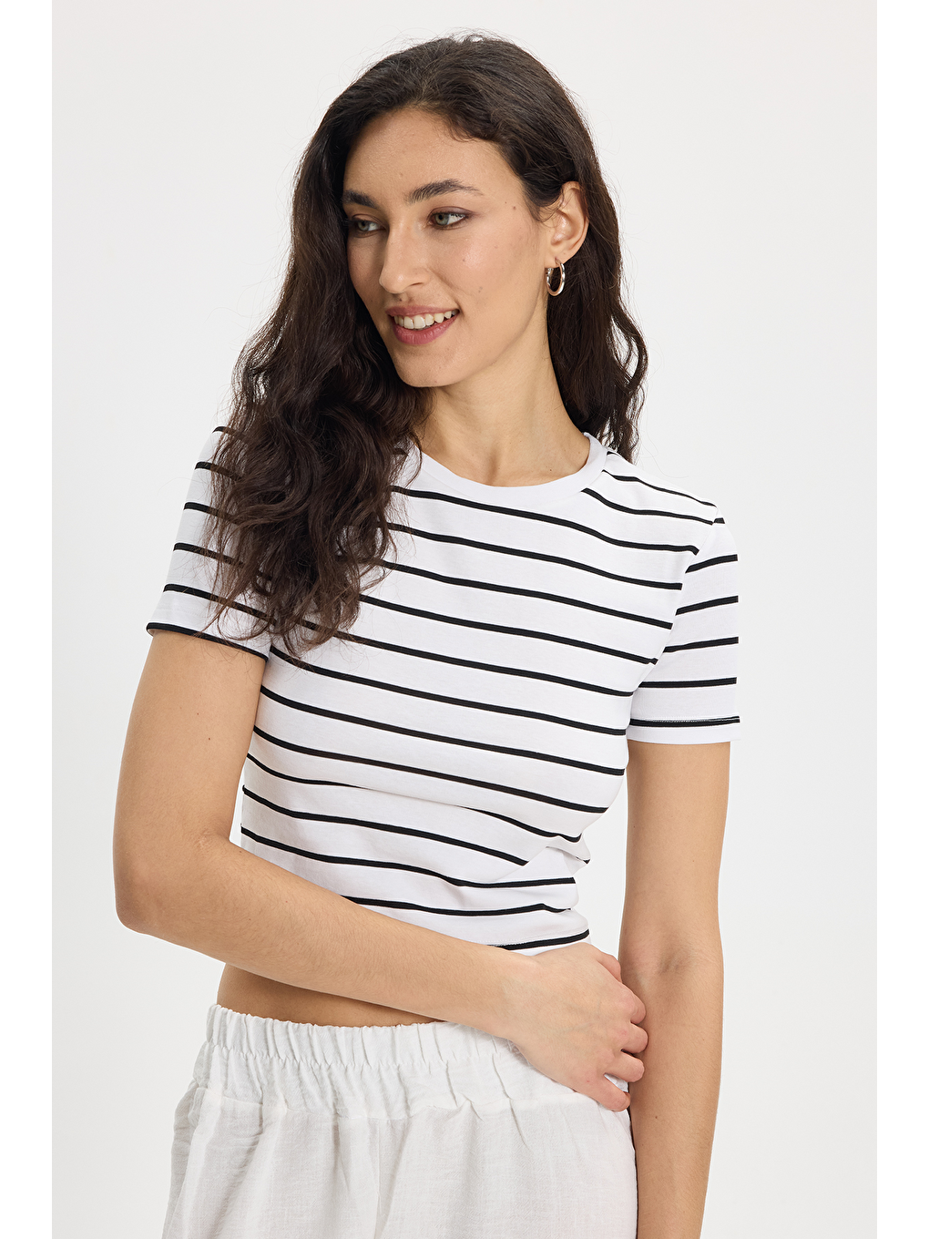 Kadın Slim Fit Dar Kesim Pamuklu  Yumuşak Dokulu Kısa Kollu Bisiklet Yaka Beyaz Tişört-6