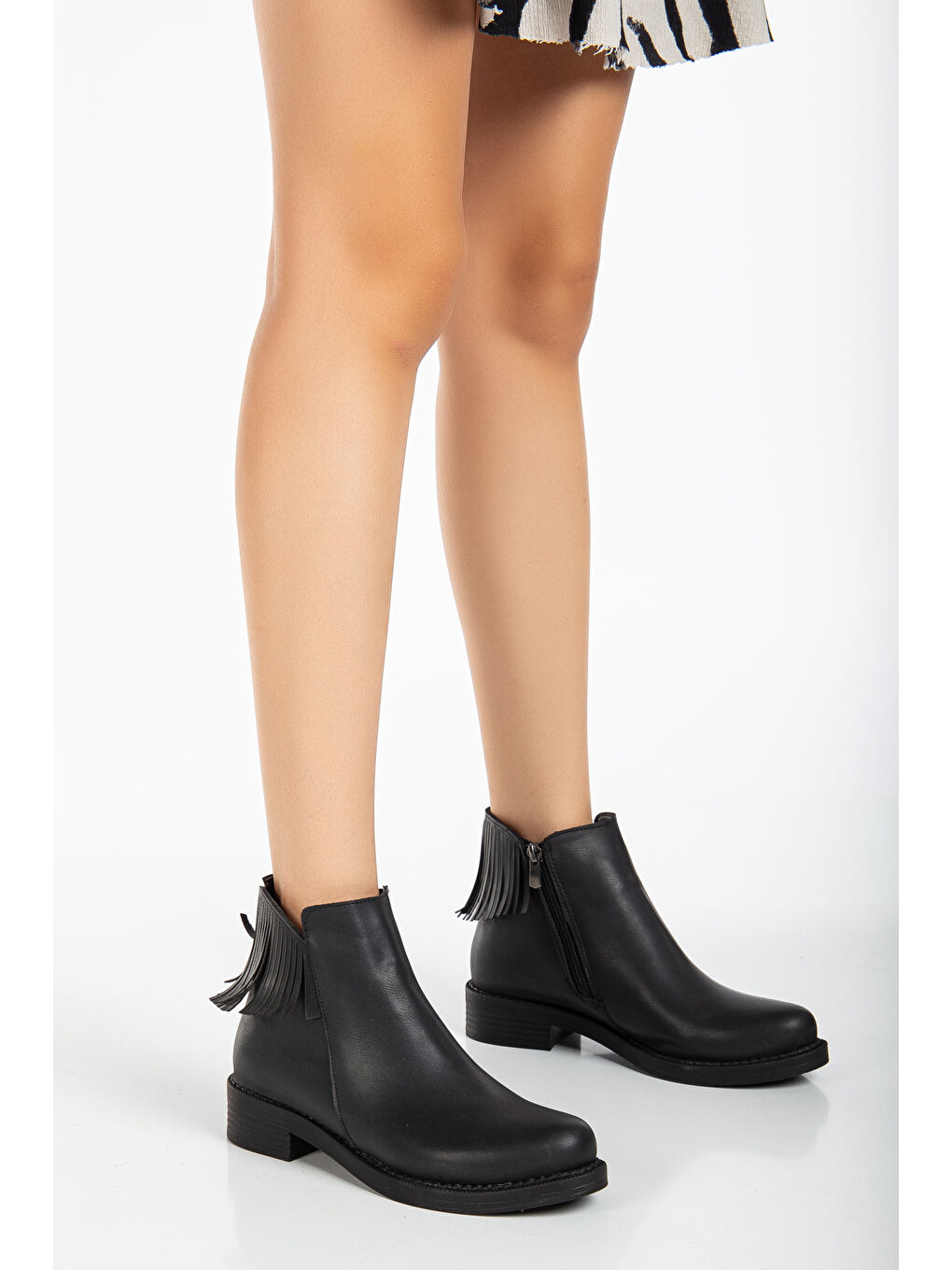 Kadın Siyah Cilt Termo Taban Püskül Detaylı Fermuarlı Kısa Topuklu Bot-1