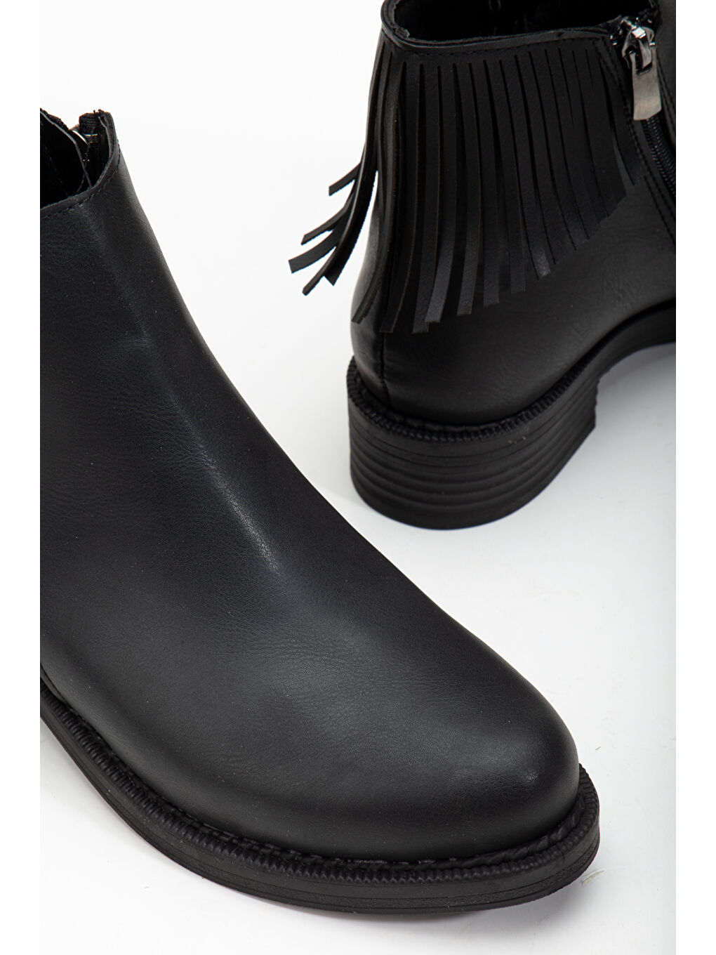 Kadın Siyah Cilt Termo Taban Püskül Detaylı Fermuarlı Kısa Topuklu Bot-3