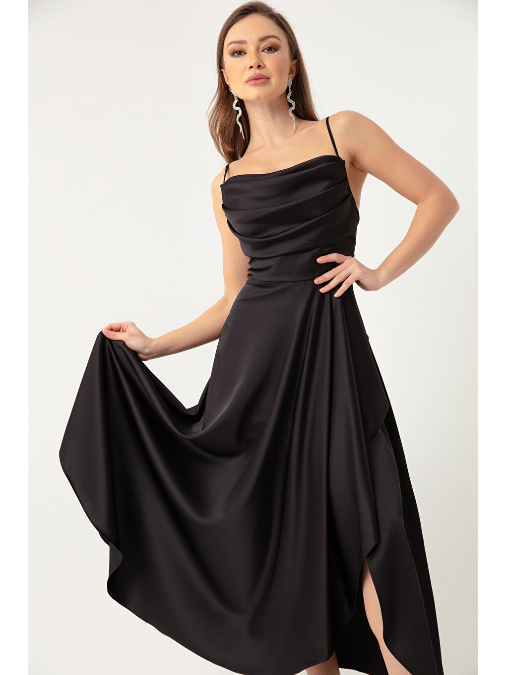 Kadın Siyah Volanlı Yırtmaçlı Saten Midi Boy Abiye & Mezuniyet Elbisesi