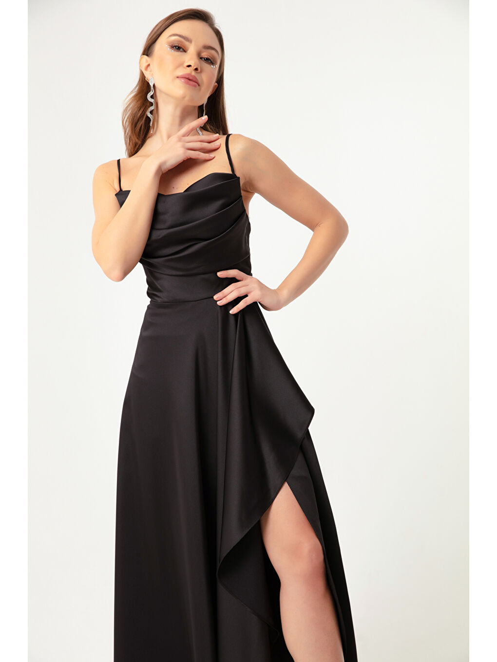 Kadın Siyah Volanlı Yırtmaçlı Saten Midi Boy Abiye & Mezuniyet Elbisesi-1