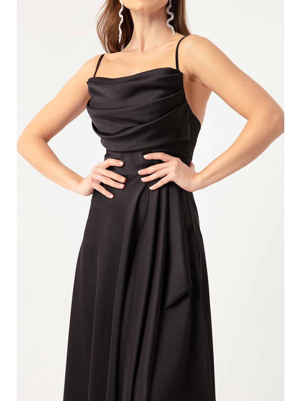 Kadın Siyah Volanlı Yırtmaçlı Saten Midi Boy Abiye & Mezuniyet Elbisesi-3