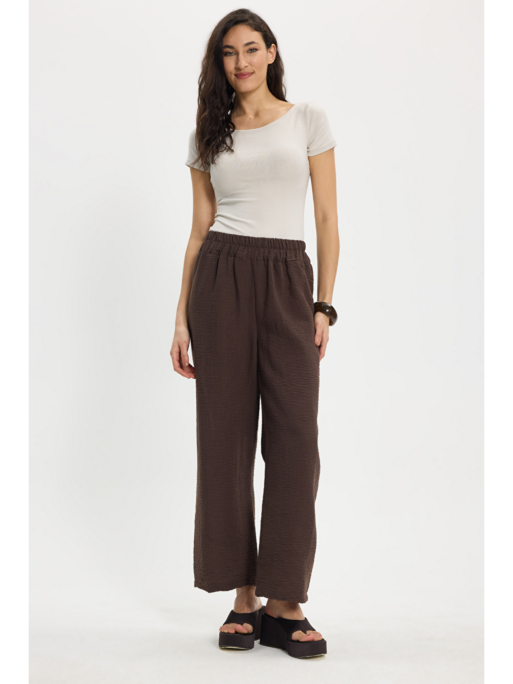 Kadın Slim Fit Dar Kesim Pamuklu Yumuşak Dokulu Kısa Kollu Kayık Yaka Bej Tişört-1