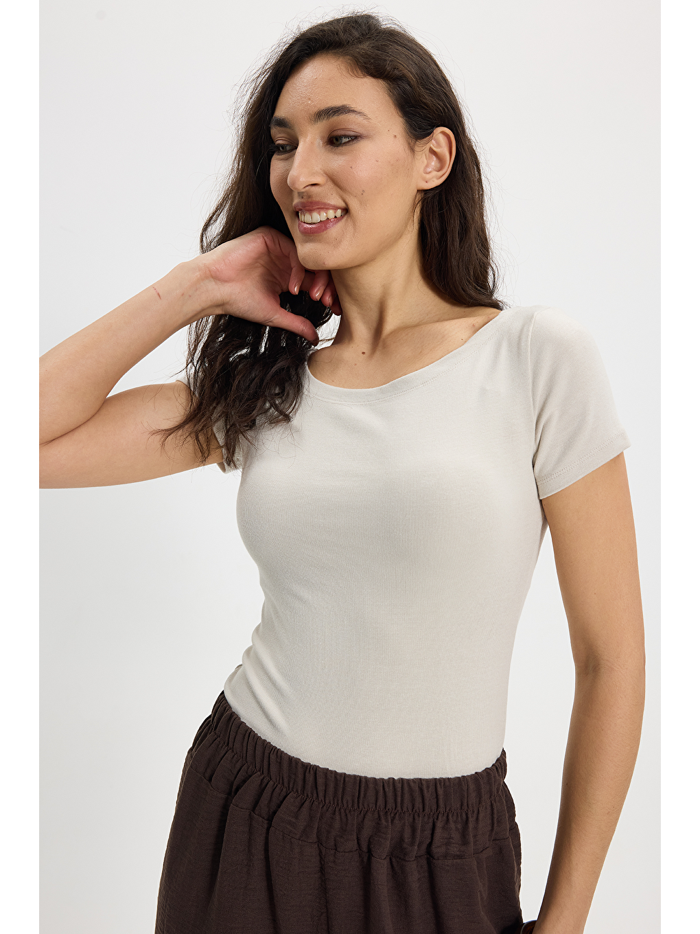 Kadın Slim Fit Dar Kesim Pamuklu Yumuşak Dokulu Kısa Kollu Kayık Yaka Bej Tişört-2