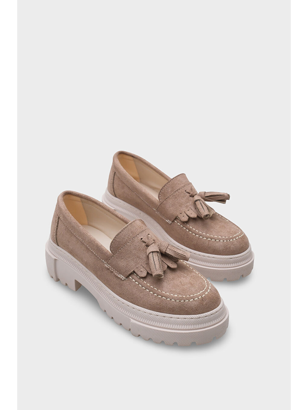 Bej Ashlee Oval Burunlu Püsküllü Trak Tabanlı Süet Kadın Loafer-1