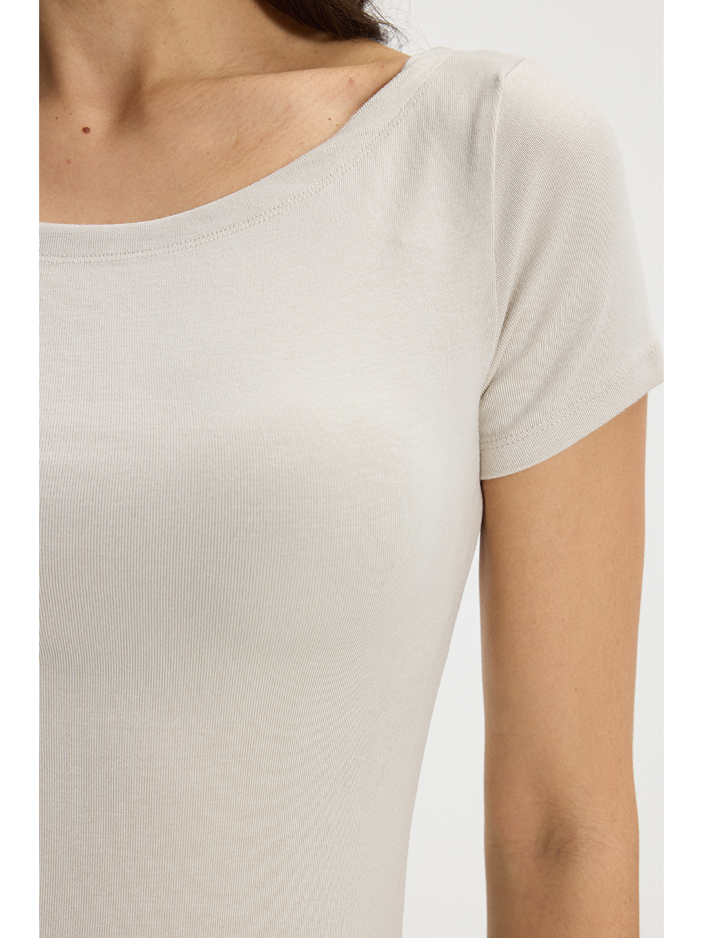 Kadın Slim Fit Dar Kesim Pamuklu Yumuşak Dokulu Kısa Kollu Kayık Yaka Bej Tişört-4