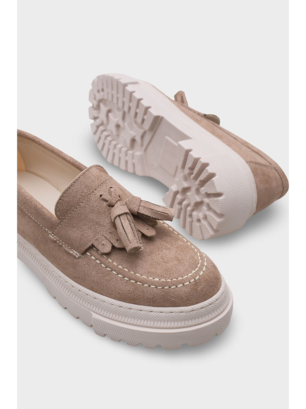 Bej Ashlee Oval Burunlu Püsküllü Trak Tabanlı Süet Kadın Loafer-3