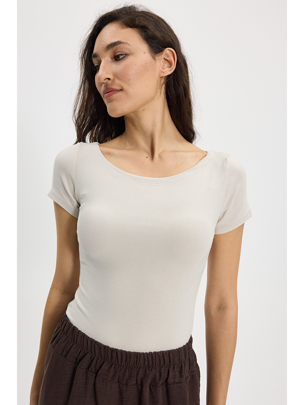 Kadın Slim Fit Dar Kesim Pamuklu Yumuşak Dokulu Kısa Kollu Kayık Yaka Bej Tişört-5
