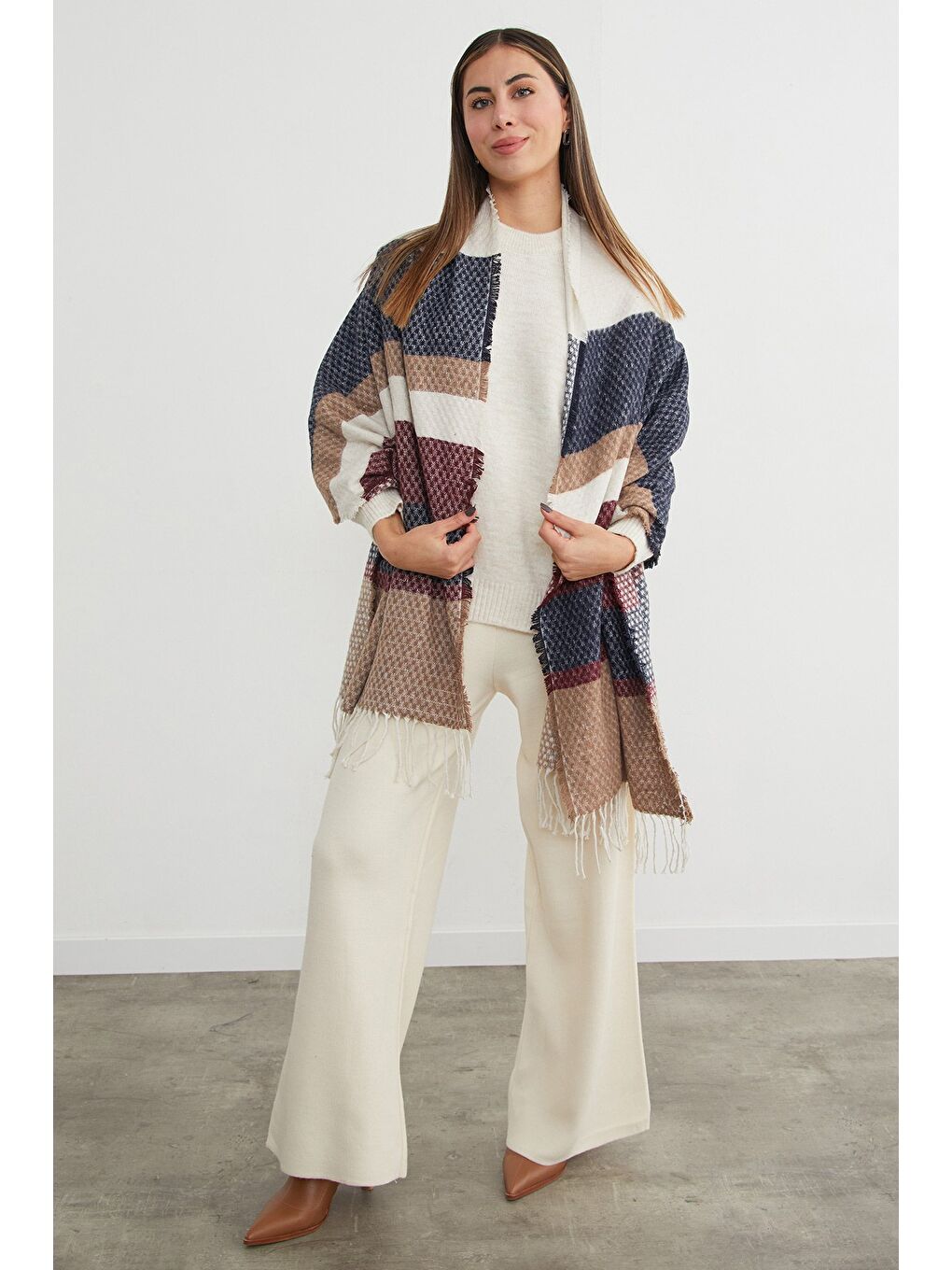 Bej Renk Bloklu Petek Desenli Şal